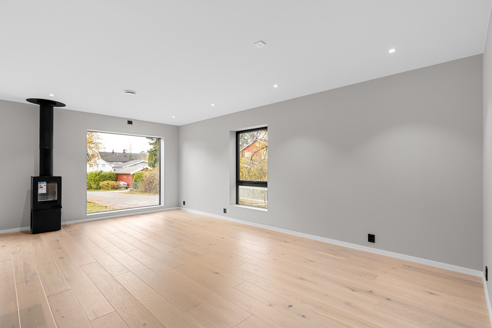 Den lyse og innbydende stuen imponerer med store vindusflater som slipper inn rikelig med naturlig lys gjennom dagen. Galleribilde