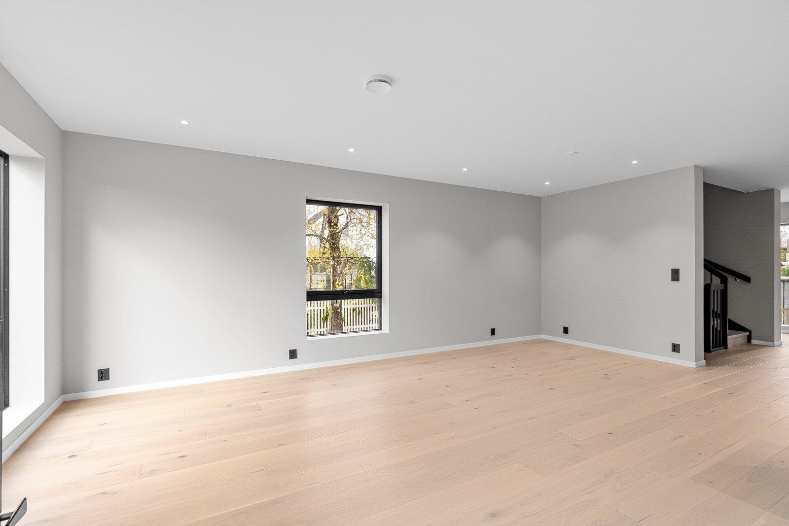 Rommet er belagt med flott enstavs eikparkett og en behagelig fargetone på veggene som gir en varm og innbydende følelse. Galleribilde