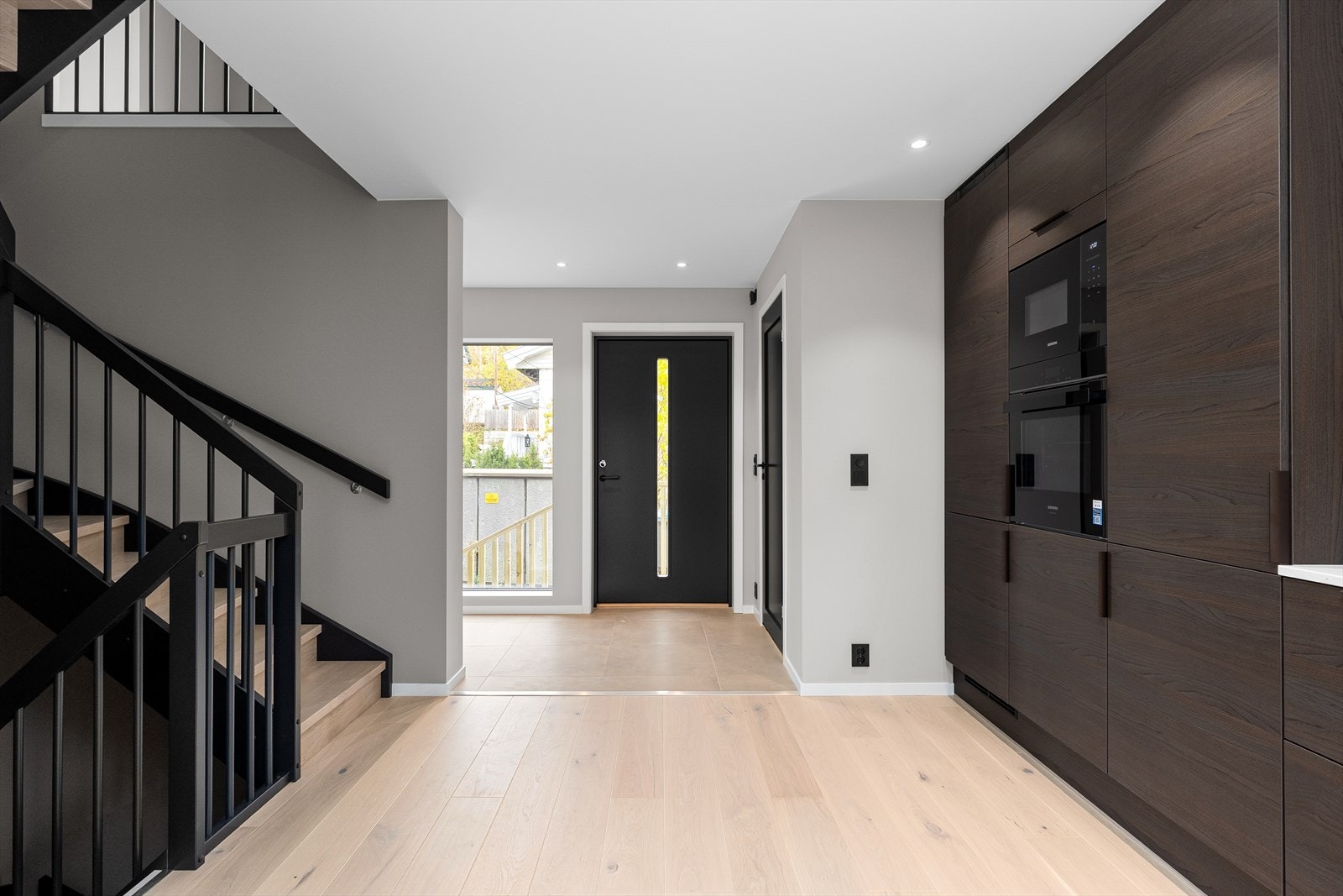 Entreèn har fliser med varmekabler på gulv. Kjøkken og stue har enstavs eikparkett. Galleribilde