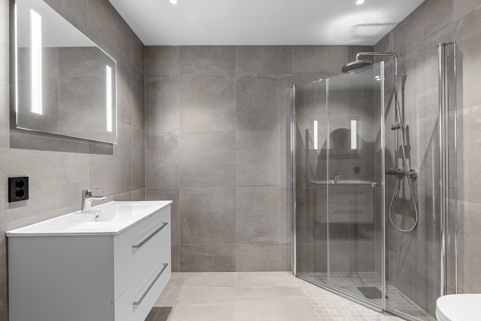 Hovedbaderommet i 2 etasje har flotte 60x60 fliser fra Noorfloor og delikat innredning fra Vikingbad Galleribilde