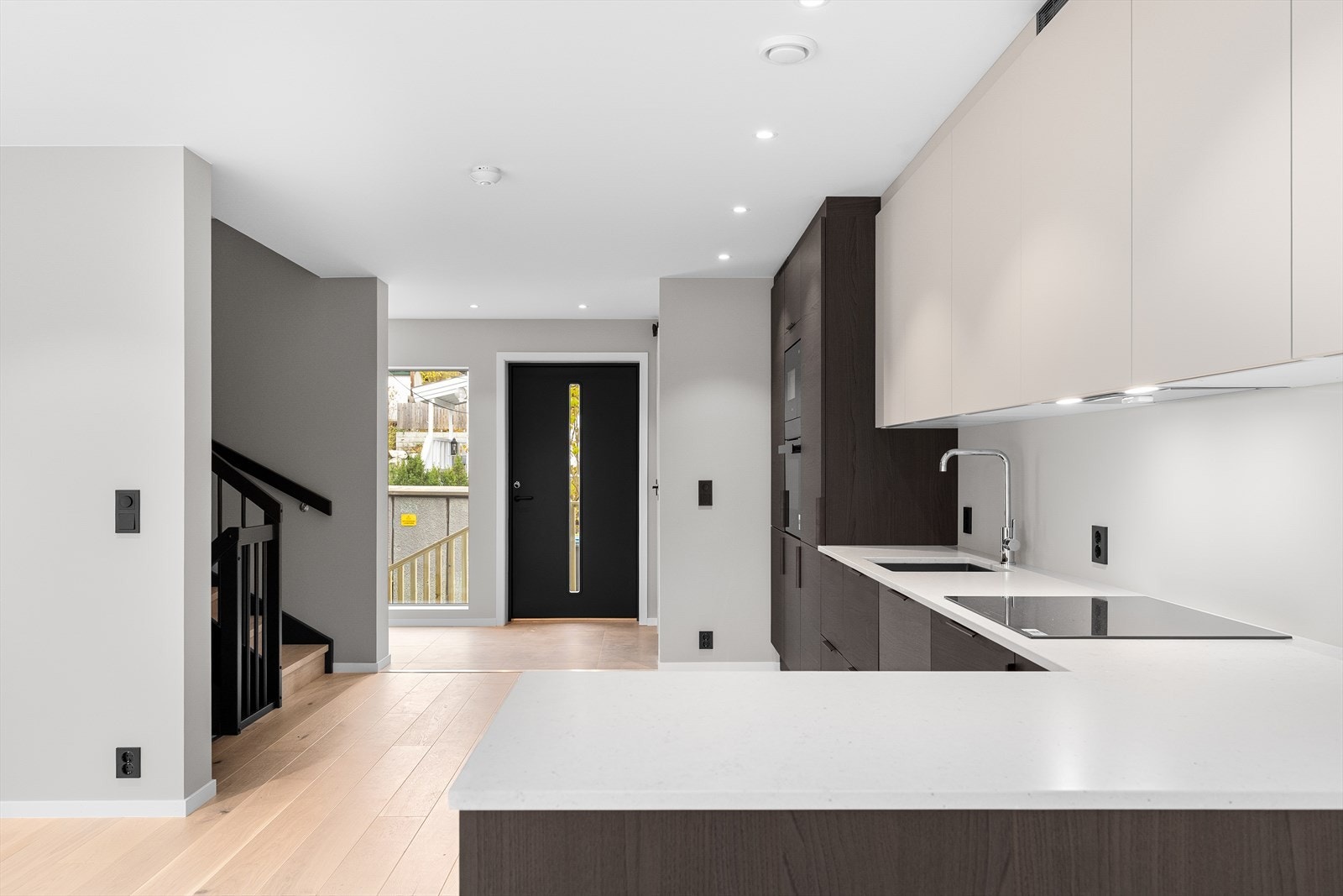 Kjøkkenet ligger i hjertet av leiligheten og har fine detaljer som f.eks. downlights. Galleribilde