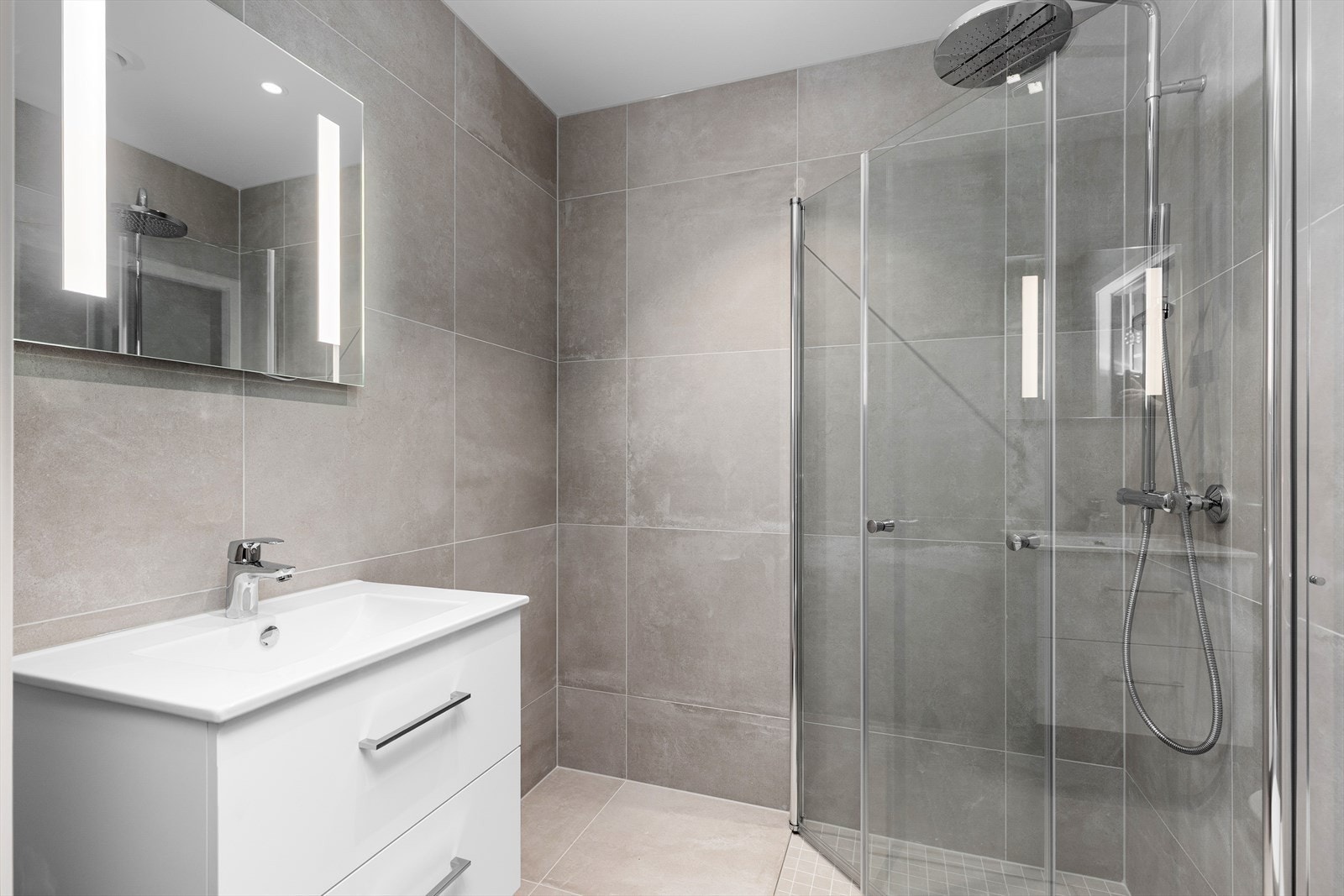 Hovedsoverommet har tilgang til eget ensuite baderom med delikate fliser på 60x60 og innredning fra Vikingbad. Galleribilde