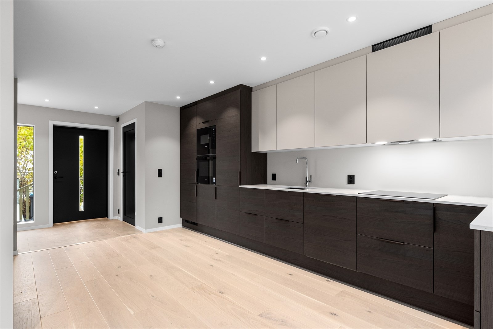 Kjøkkenet er fullt utstyrt med integrerte hvitevarer fra Siemens, inkludert platetopp, stekeovn, mikrobølgeovn, oppvaskmaskin samt kjøleskap med fryser. Alt pent innfelt i innredningen for et rent og harmonisk uttrykk. Galleribilde