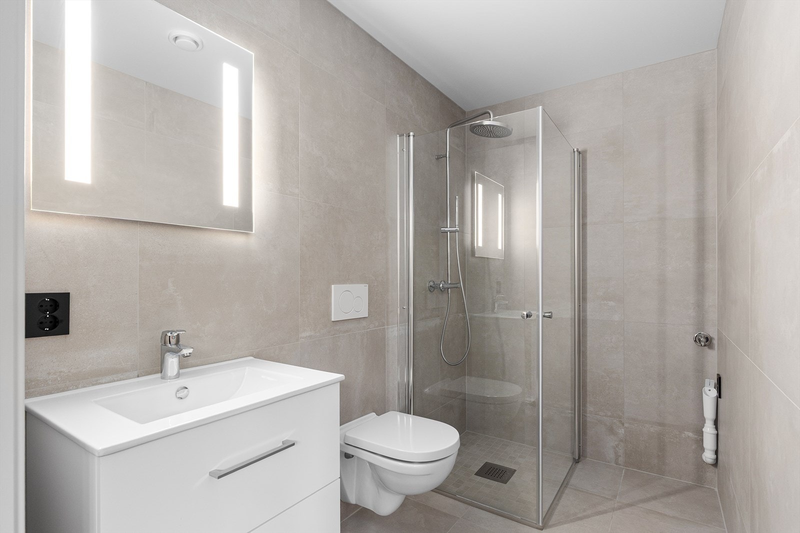 I kjeller er det et flott flislagt baderom med delikat innredning fra Vikingbad og store fliser (60x60) Galleribilde