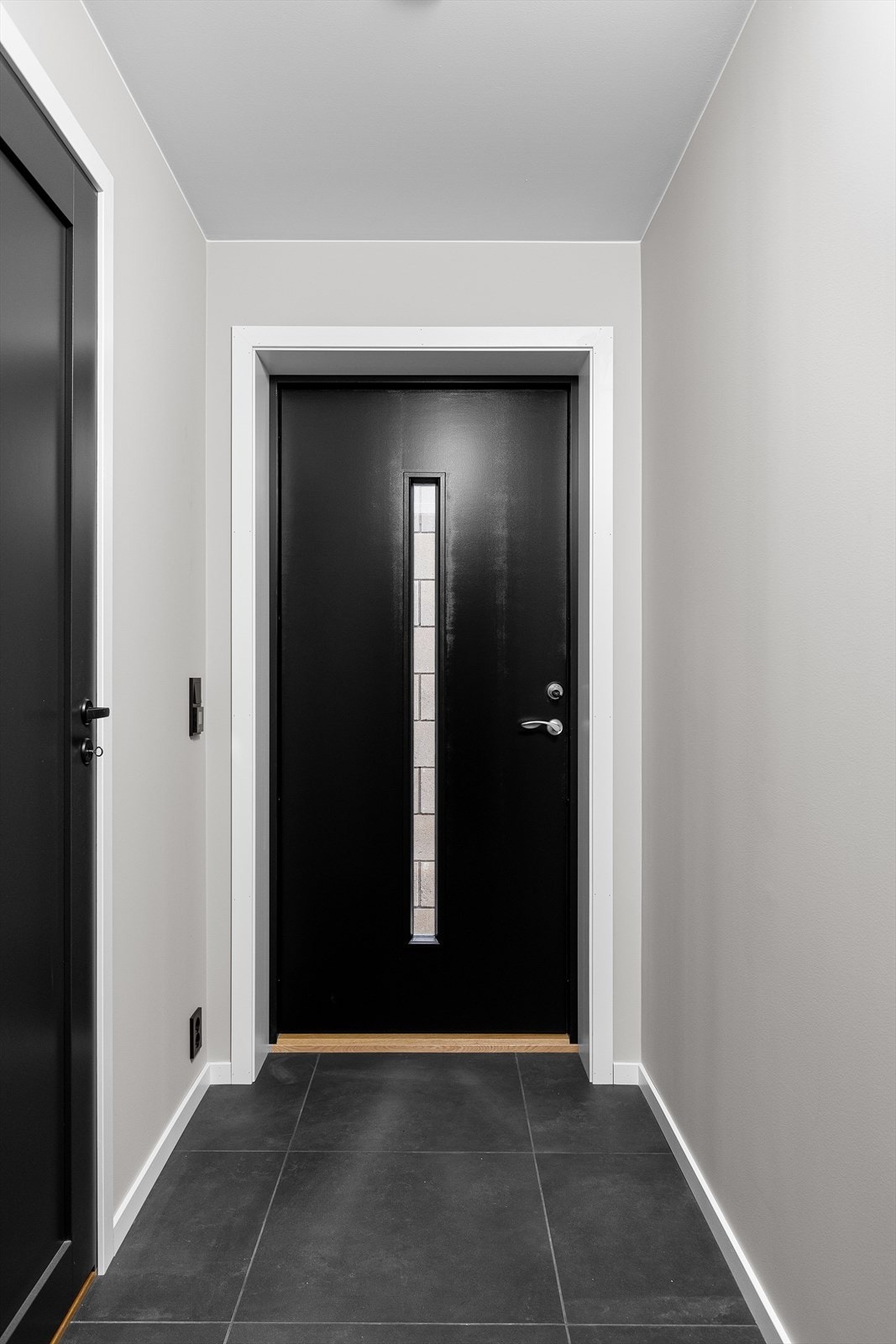 Inngang til gang med fliser og varmekabler på gulv. Galleribilde