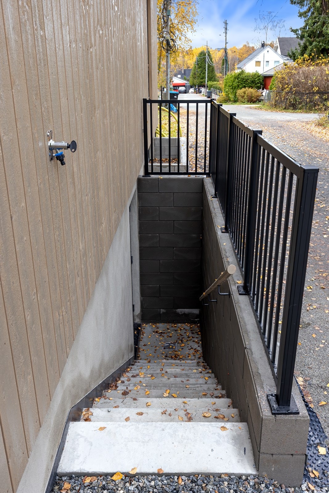 Fra utsiden er det separat inngang til kjeller. Galleribilde
