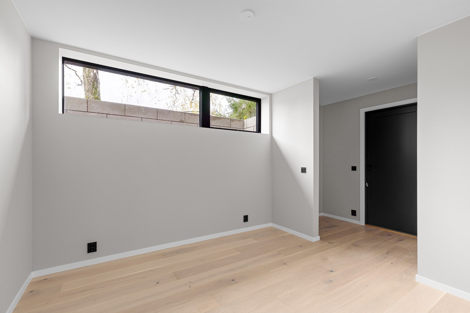 I kjelleren er det en praktisk kjellerstue med flere bruksmuligheter. Galleribilde