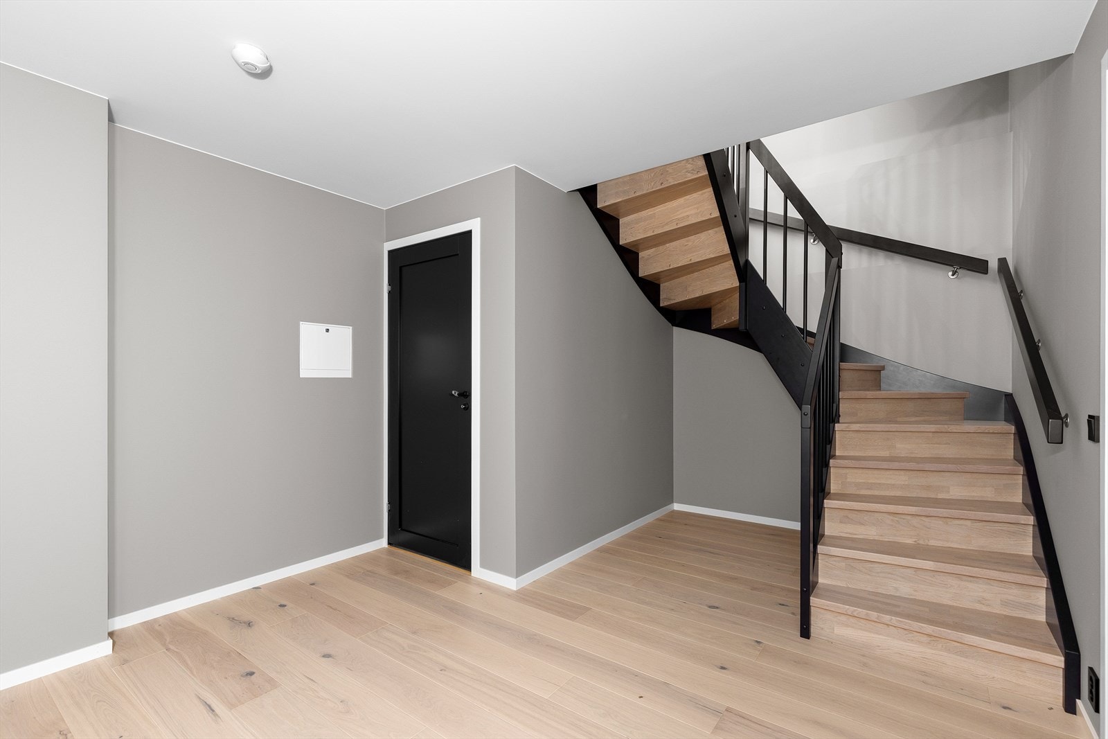 Det er trappegang ned til kjeller med praktisk bruksrom. Galleribilde