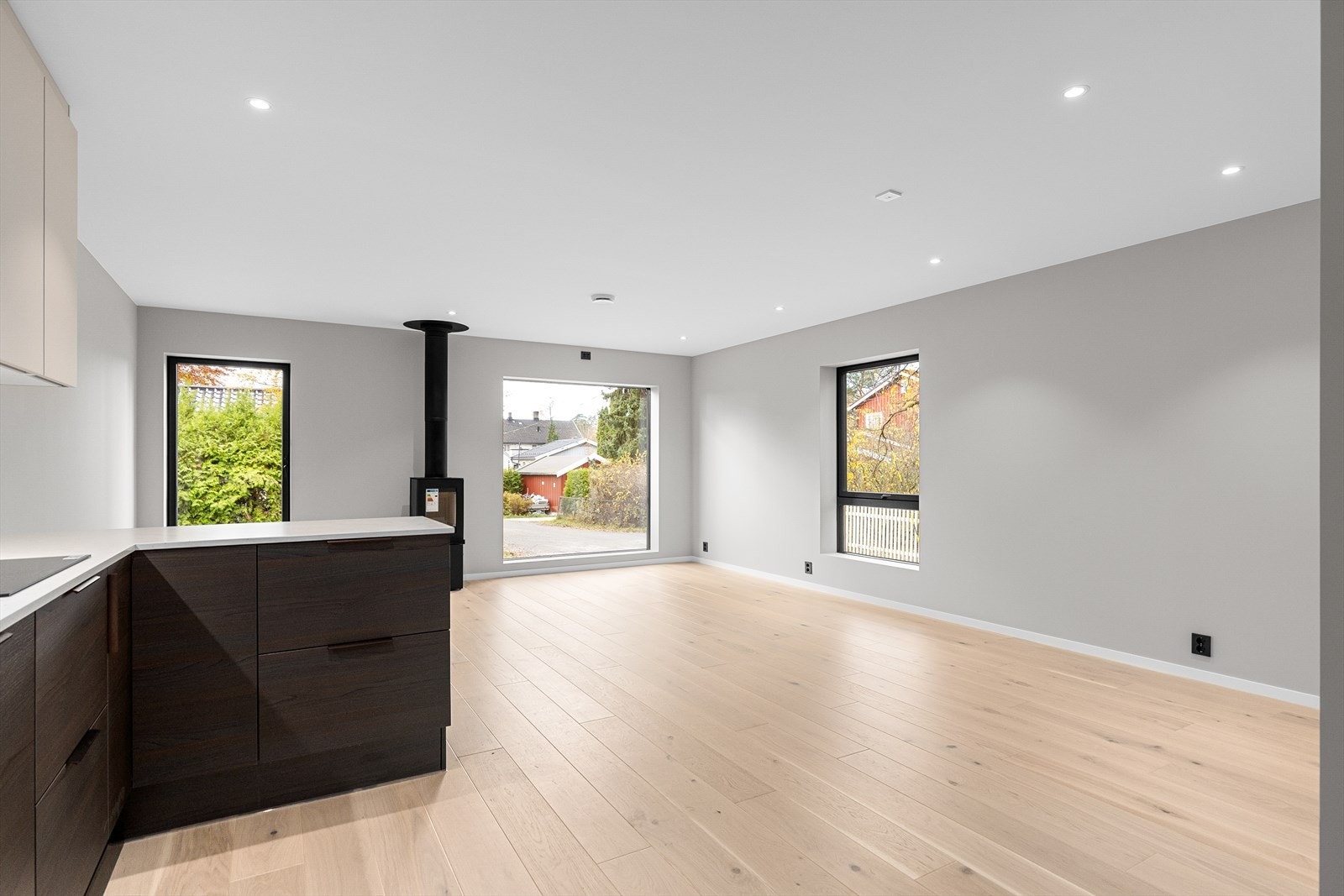 Det flotte kjøkkenet harmonerer godt med boligens øvrige stil og materialvalg, og ligger i en åpen løsning mot spisestue og stue. Galleribilde