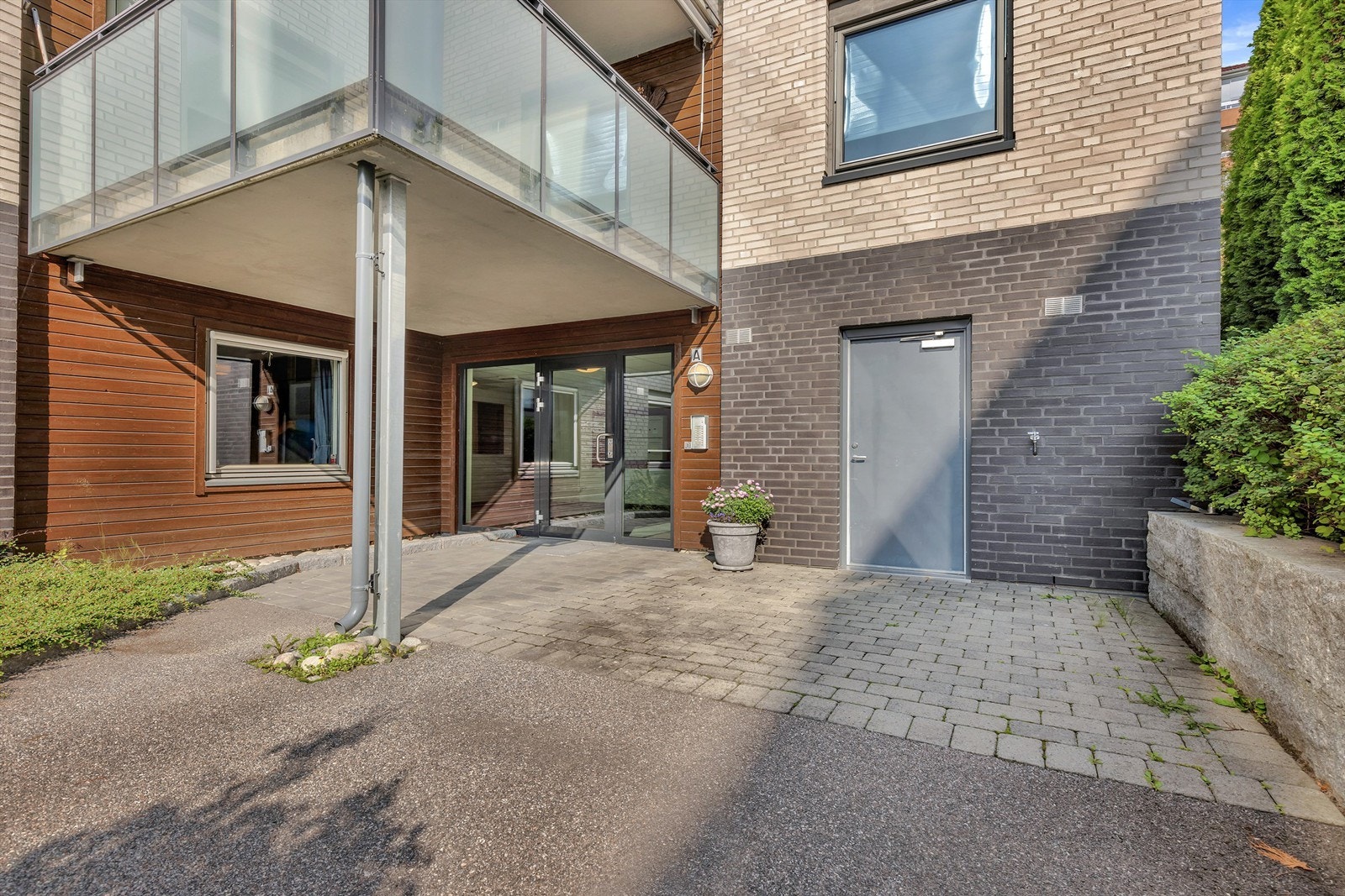 Inngangsparti til Oppgang A ligger skjermet fra trafikk og støy. Galleribilde