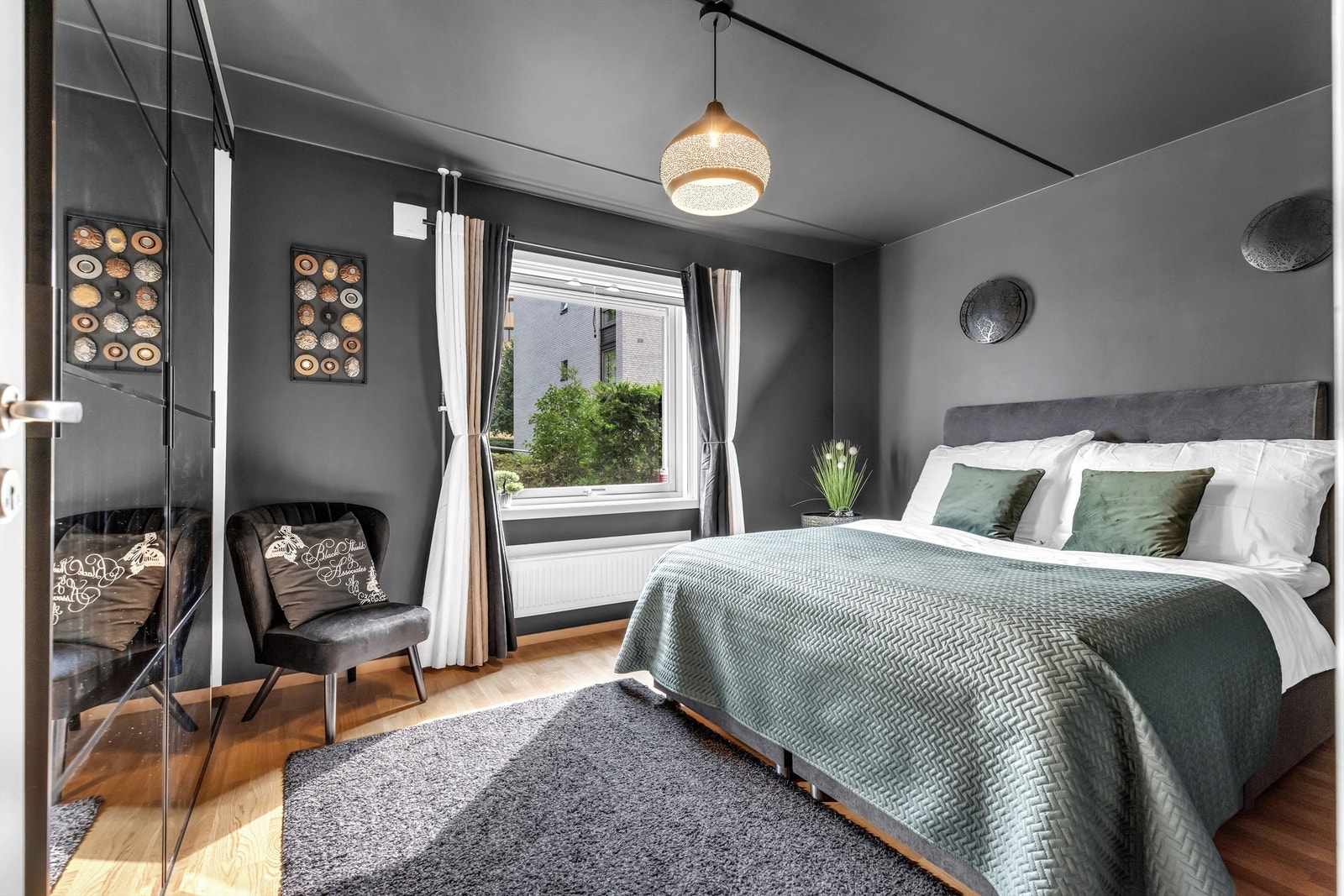 Hovedsoverom med større skyvedørsgarderobe. Screens er montert. Galleribilde