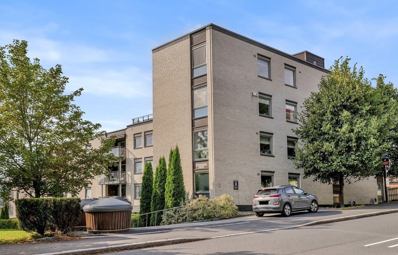 Både leiligheten og oppgangen ligger godt skjermet fra bilveien. I denne finner du lokalbussene 58 og 78A/B. Galleribilde