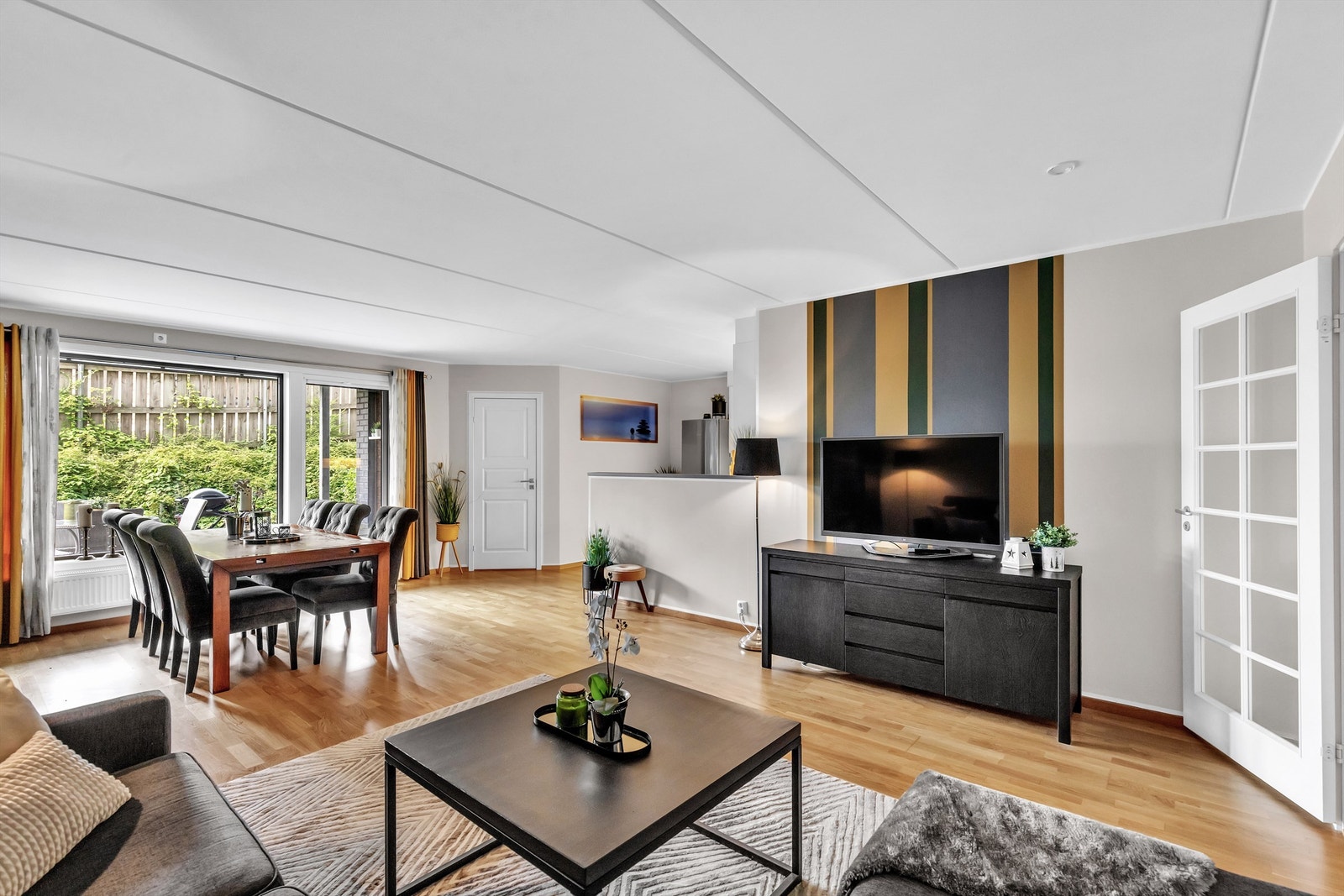 Leiligheten måler 91 kvm BRA-i og består av entré/gang, stue med åpen kjøkkenløsning, bad og 3 soverom. Galleribilde