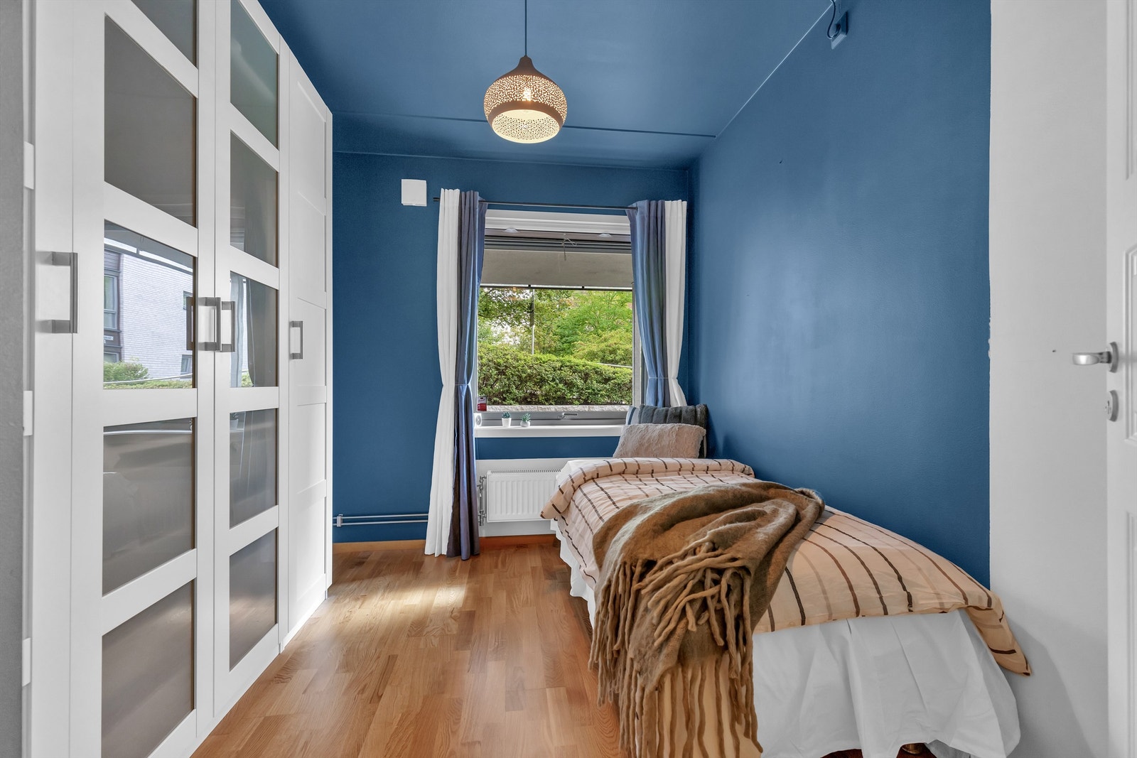 Soverom 2 med medfølgende garderobeskap. Screens er montert. Galleribilde