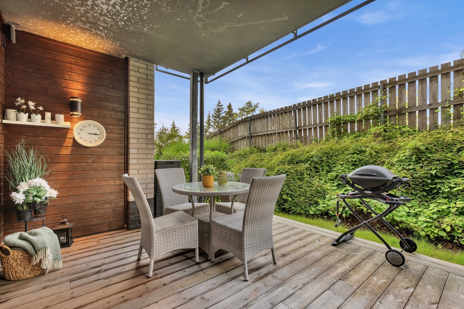 Utgang fra stue til nordvestvendt terrasse på ca. 15 kvm. Galleribilde