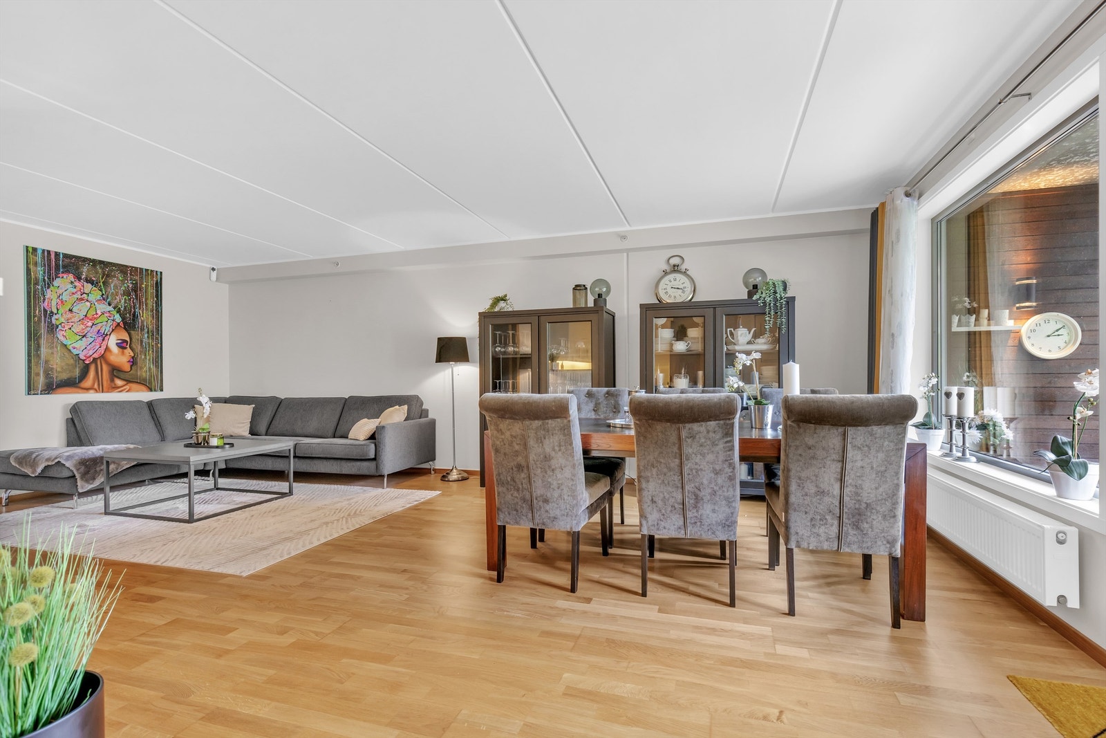 Det er felles varmtvann og fyring. Månedlige felleskostnader ligger på 4 444,- per måned. Galleribilde