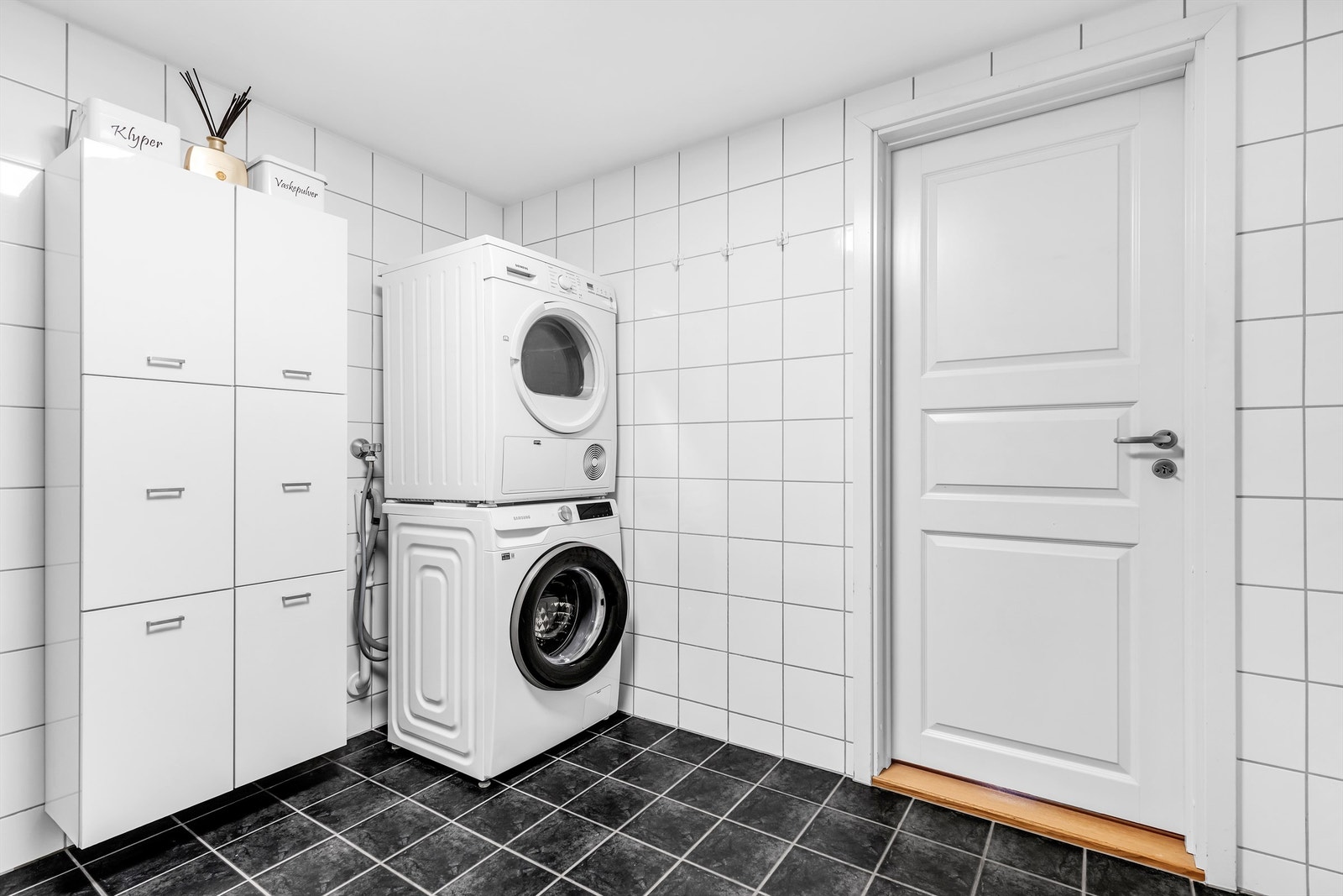 Godt med plass til diverse oppbevaring. Opplegg for vaskemaskin. Galleribilde