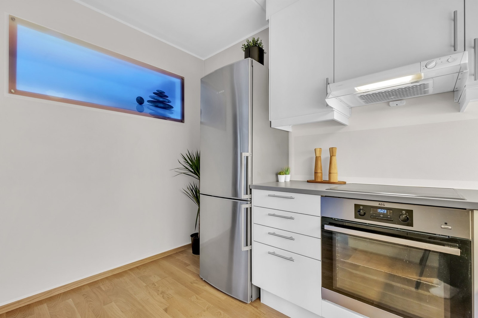 Med unntak av kjøleskap, er alle hvitevarer integrert og følger også med på kjøpet. Galleribilde