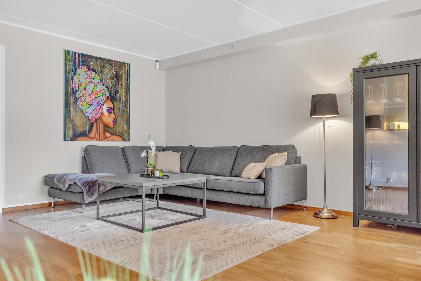 Stuen er av svært god størrelse. Det er plass til både en større sofagruppe og et langbord til større selskaper. Galleribilde