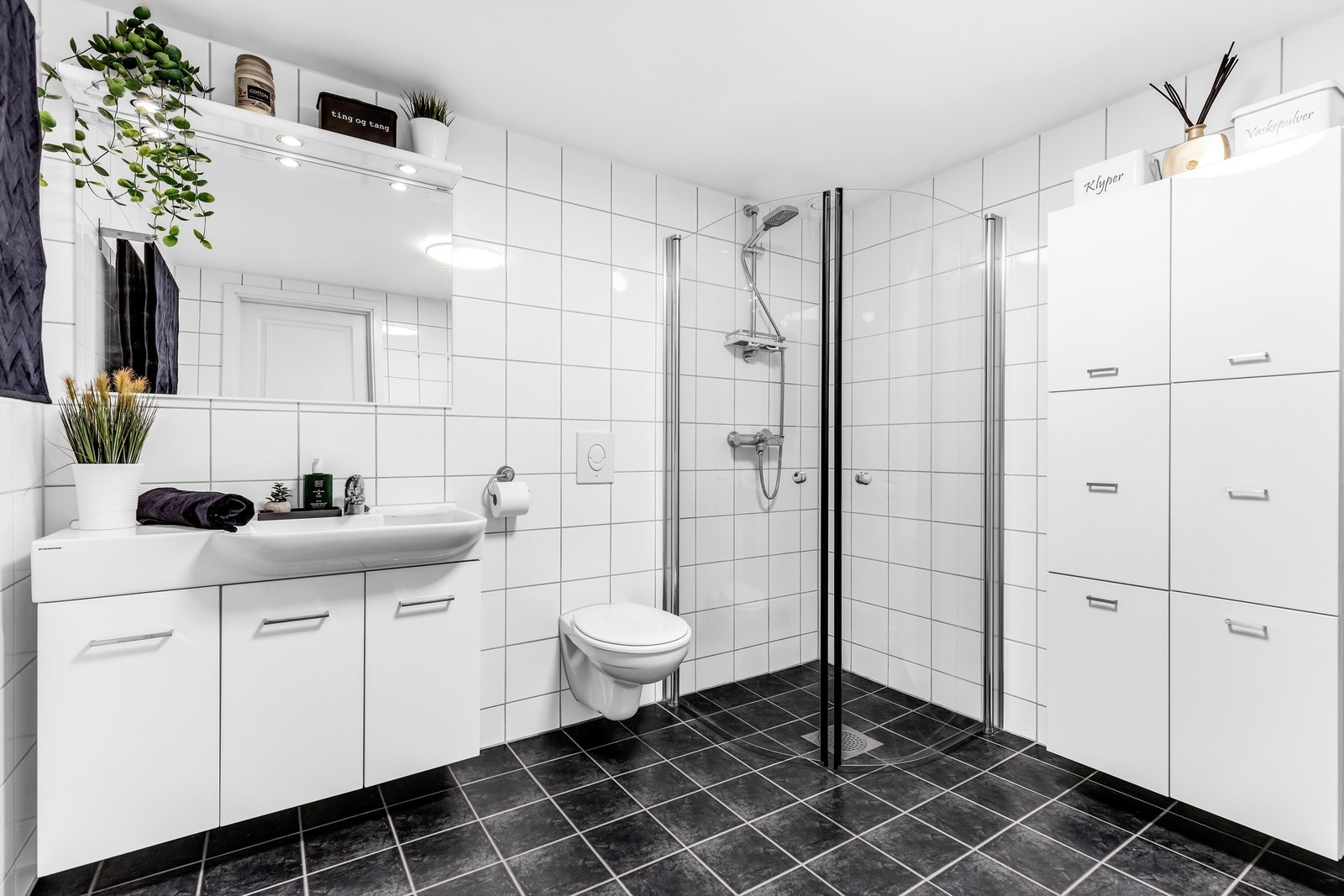 Flislagt bad i nøytrale farger. Rommet er fra byggeår (2011) og av god størrelse (ca. 7 kvm). Galleribilde