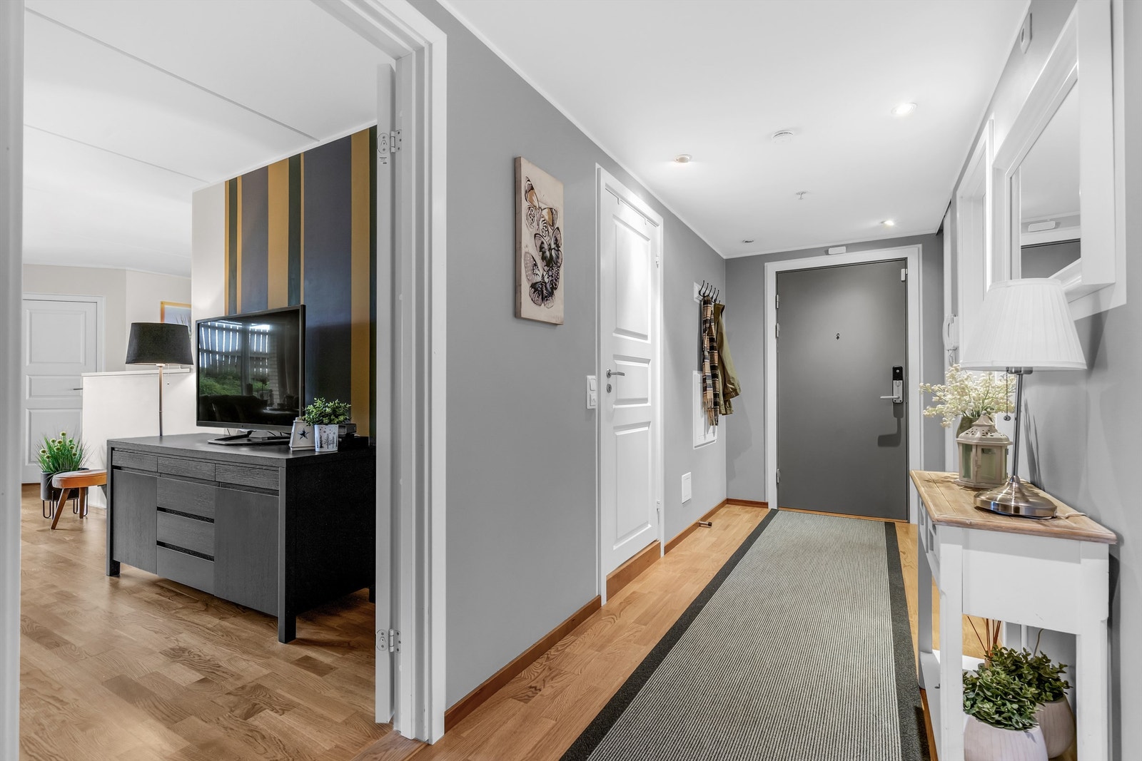 Vi beveger oss videre og tar en titt på badet og soverommene. Det er for øvrig en praktisk skyvedørsgarderobe rett ved inngangsdøren. Galleribilde