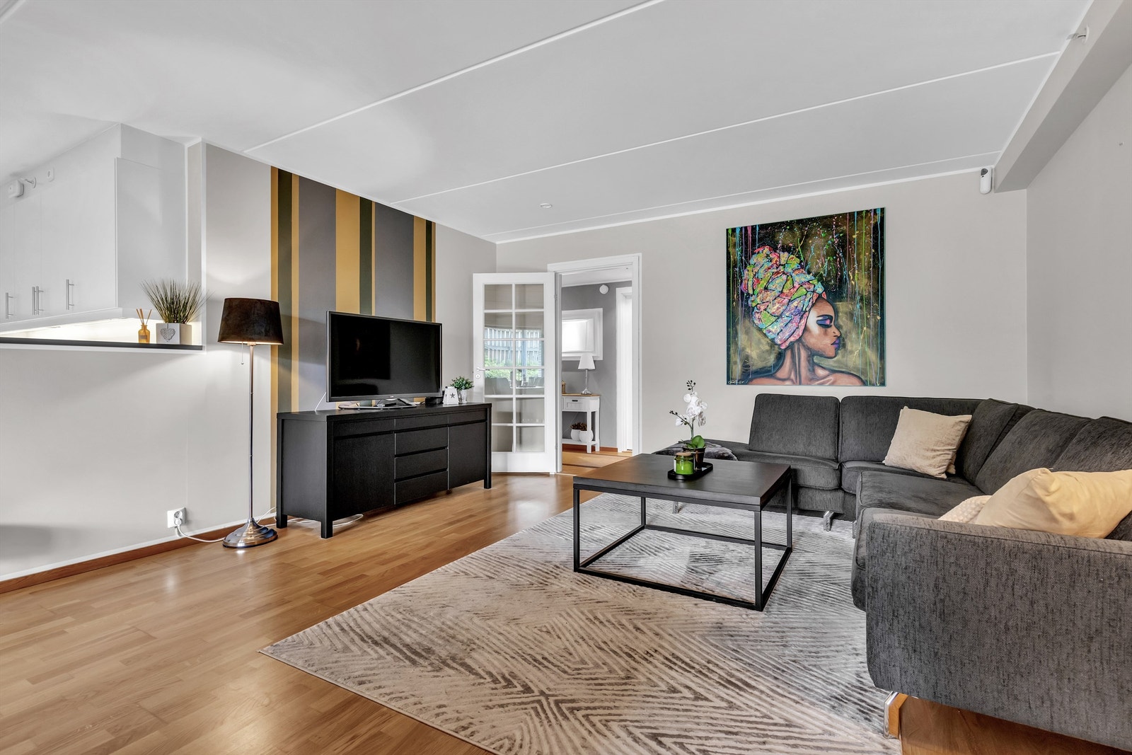 Gulvene er belagt med godt vedlikeholdt 3-stavs parkett. Galleribilde