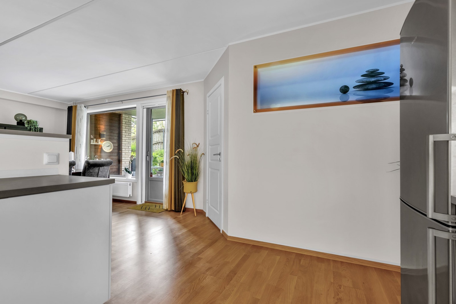 Boligen er opprinnelig bygget uten soverommet på bilde (soverom 3). Rommet er satt opp for bedre plassutnyttelse og det er fortsatt svært god plass i stuen til større spisebord. Galleribilde