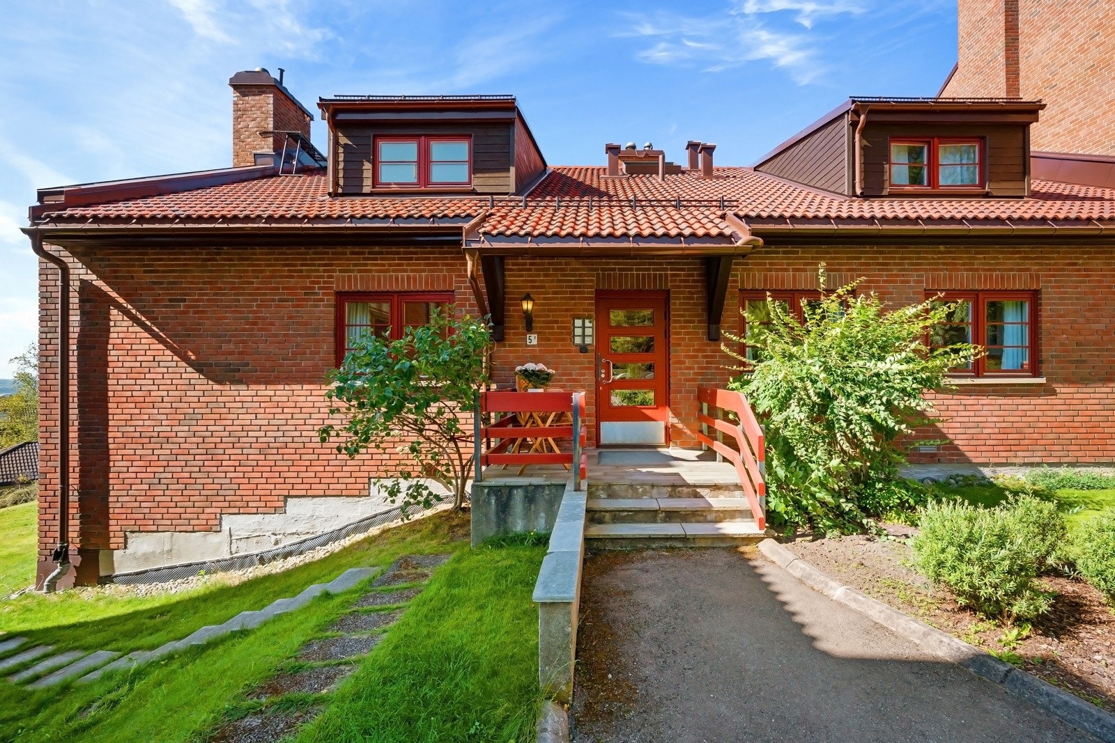 Spesielt attraktivt; leiligheten dekker hele arealet i første etasje, i tillegg til å ha en praktisk underetasje. Galleribilde