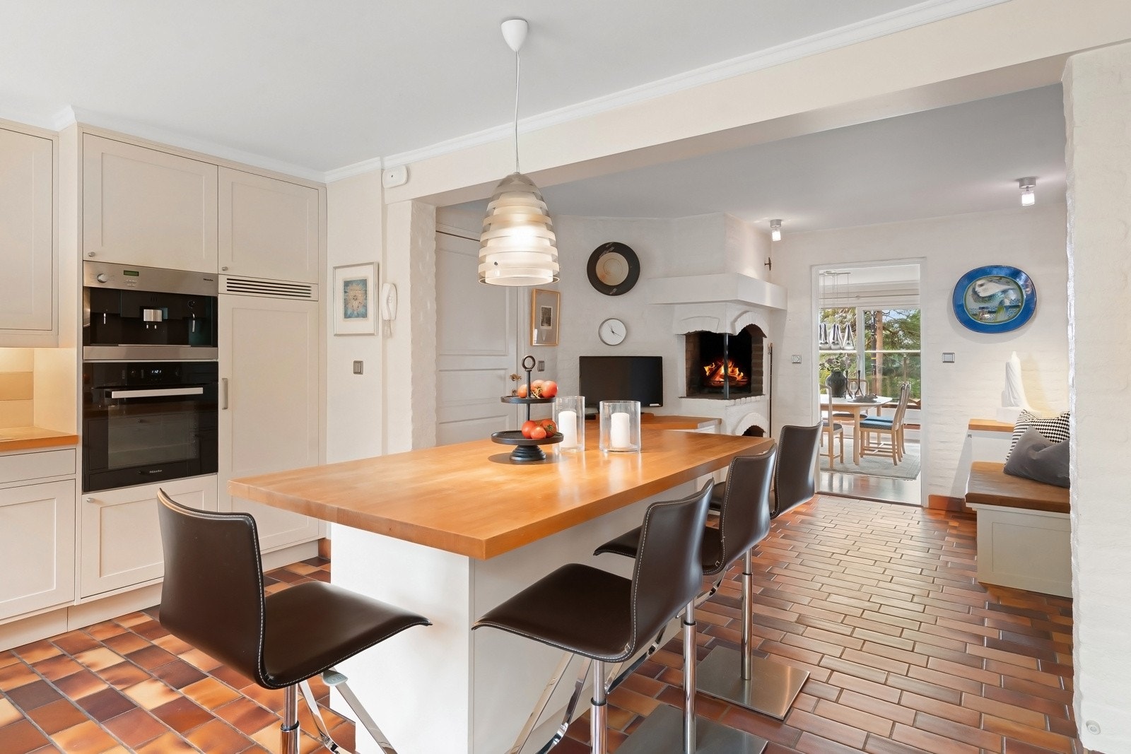 Kjøkkenet er et staselig rom med lun stemning og smarte innredninger. Galleribilde