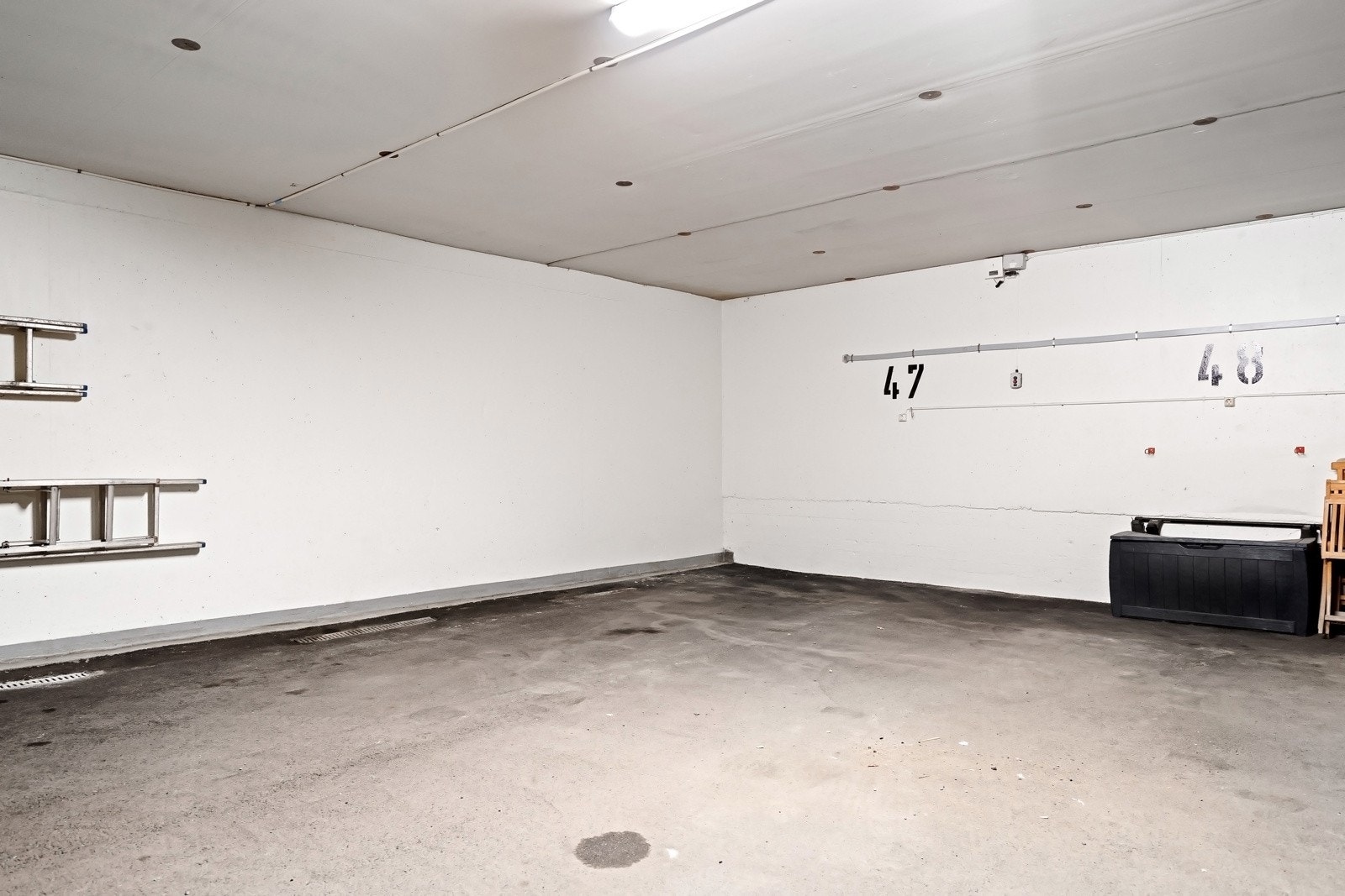 Til leiligheten følger to garasjeplasser, nummer 47 og 52, sistnevnte med elbillader. Det er også gjesteparkering under tak på fellesarealene utenfor garasjeanlegget. Galleribilde