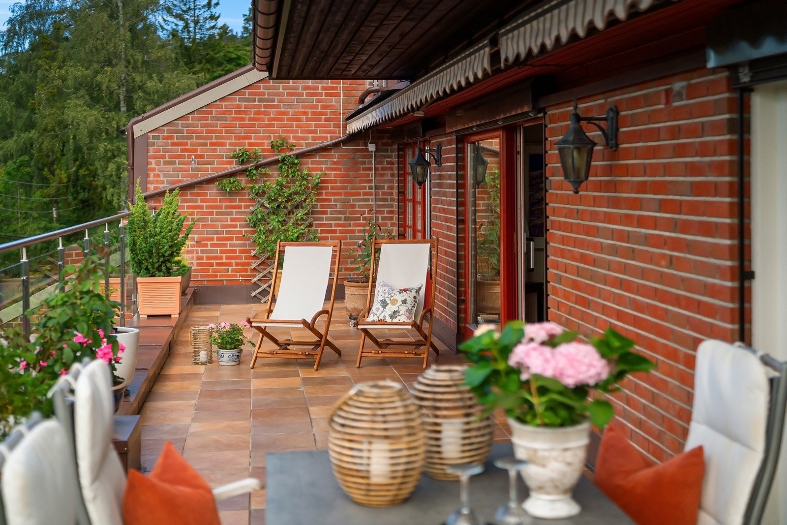 Den deilige uteplassen har utmerkede solforhold med kveldssol og god plass til komfortable utemøbler i to soner. Galleribilde