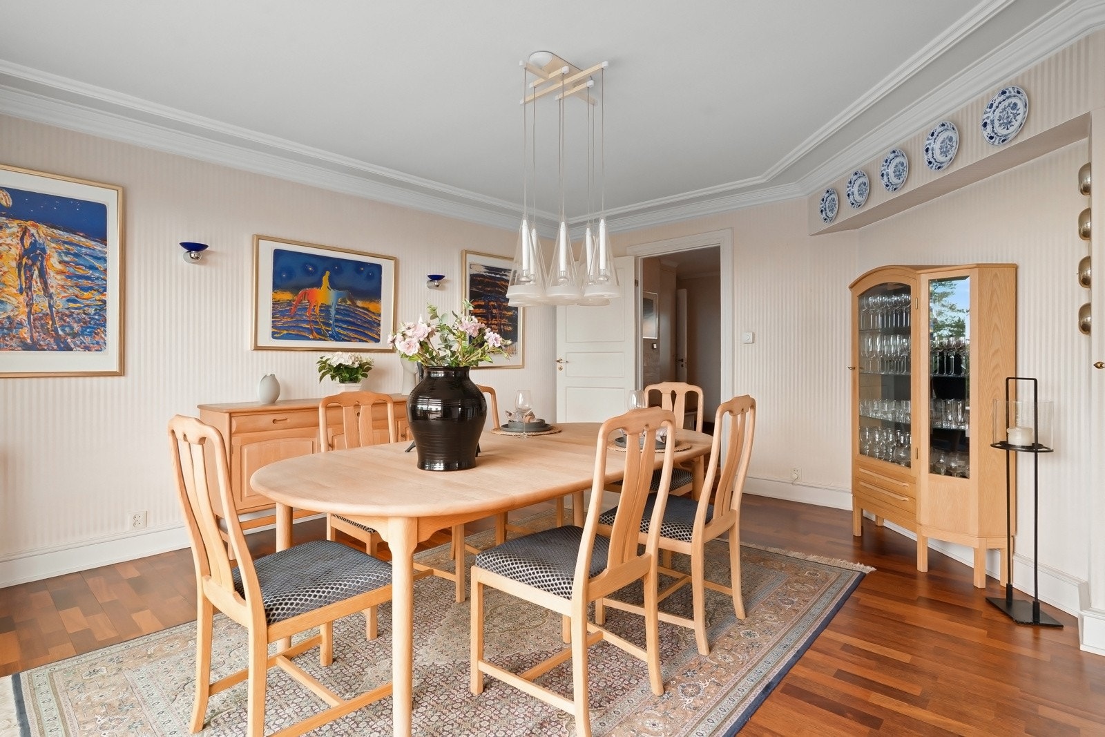 Spisestuen har også skyvedører ut til terrassen og direkte inngang til kjøkkenet. Galleribilde