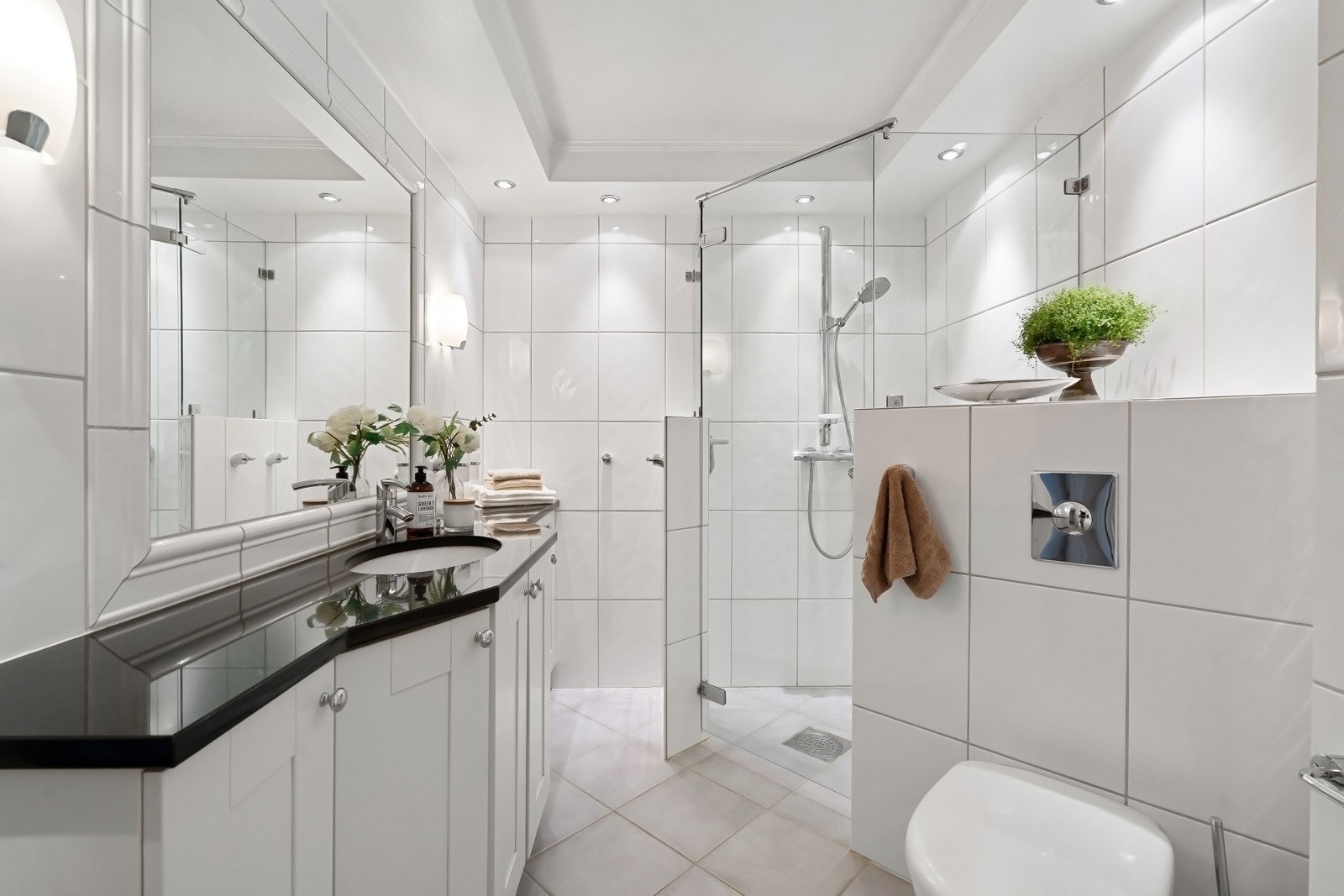 Leiligheten har to pene bad i første etasje, samt et vaskerom og en badstue i kjelleren. Galleribilde