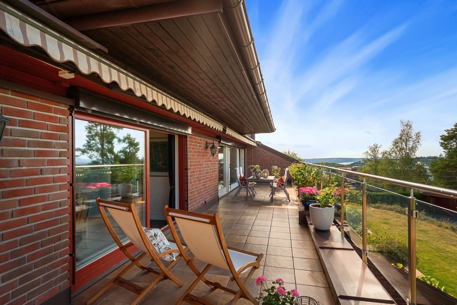 Fantastisk utsikt som strekker seg fra marka til fjorden. Galleribilde