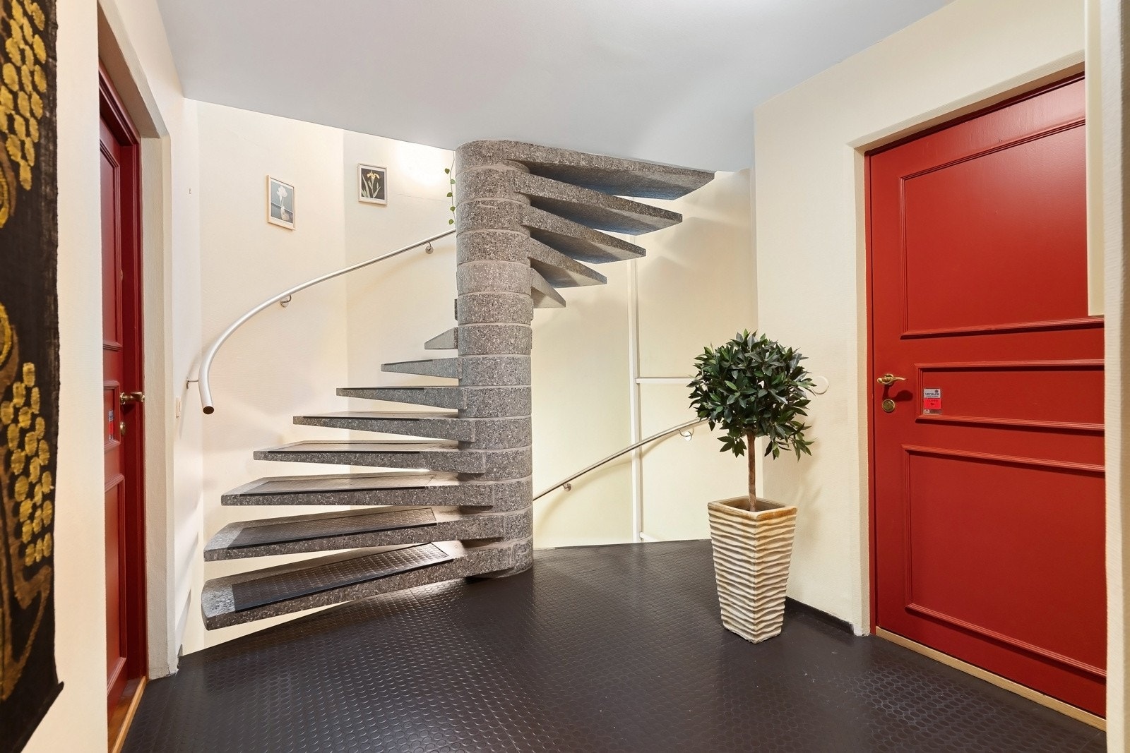 Leiligheten strekker seg over hele første etasje og begge dørene i hallen fører inn til leiligheten. Galleribilde