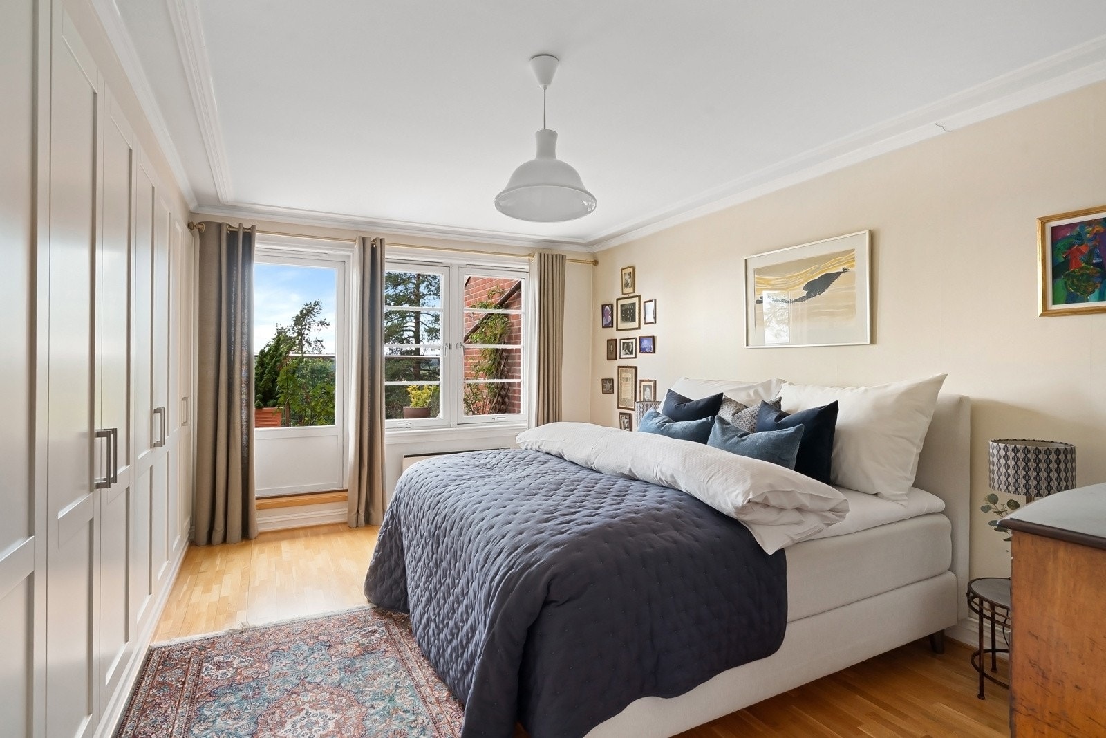 Leiligheten har hele fire gode soverom, alle plassert i første etasje. Galleribilde