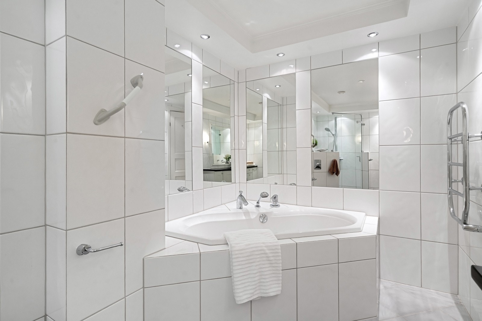 Hovedbadet er fra 2002 og innredet med både et dusjhjørne og et hjørnebadekar til glede for store og små. Galleribilde