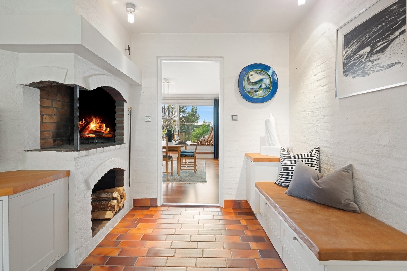 I ytterste del av kjøkkenet er det murt opp en gruepeis i benkehøyde, slik at flammen kan ses fra hele rommet. Galleribilde