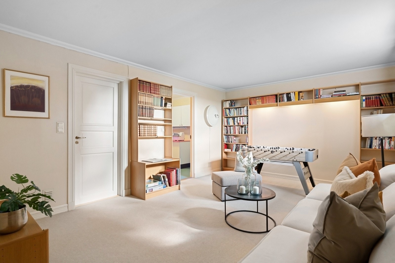 I kjelleren er det innredet en kjellerstue, et areal som gir ekstra fleksibilitet i hverdagen. Kjelleren oppfyller ikke krav til rom for varig opphold. Galleribilde