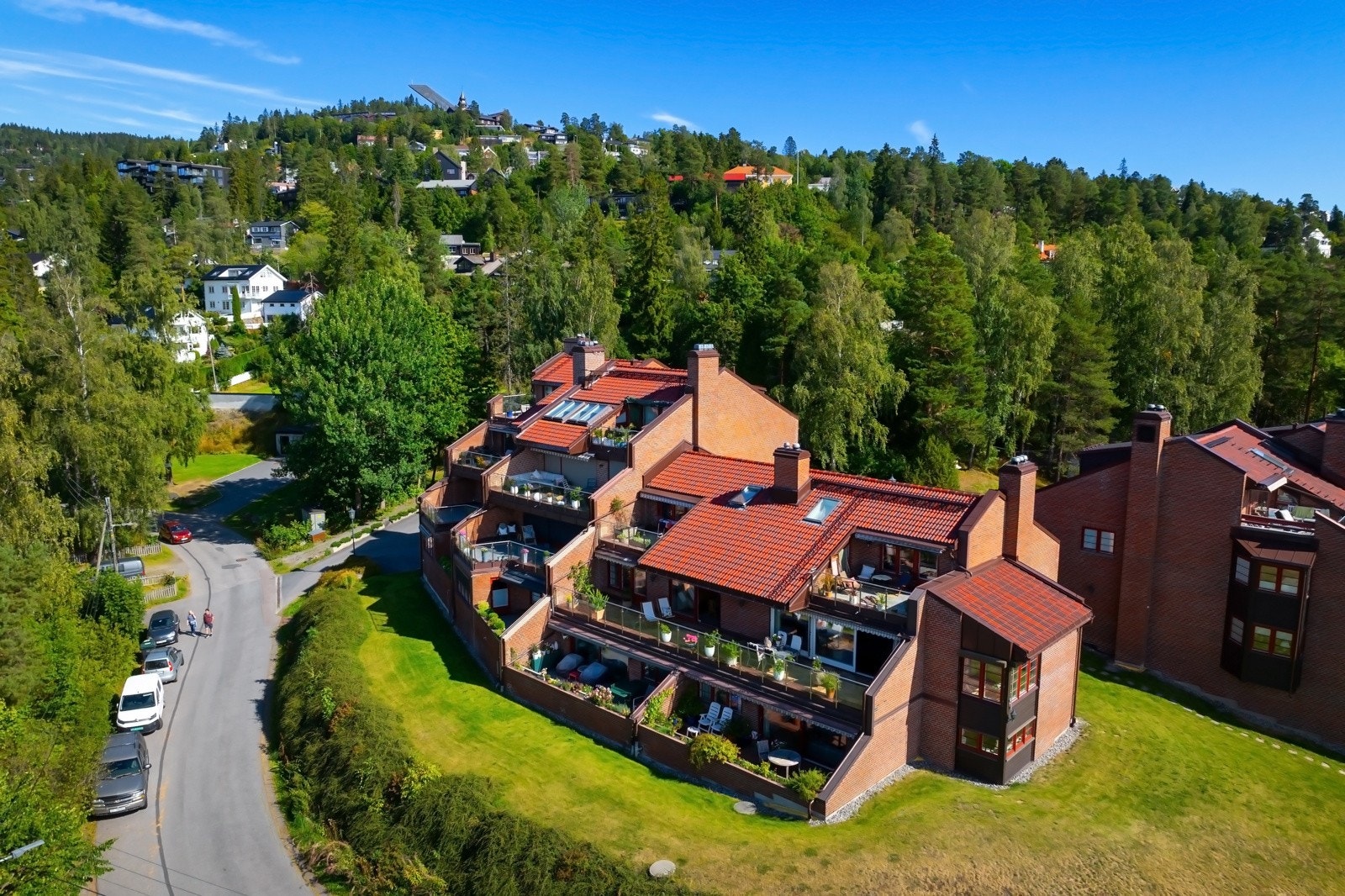 Nabolaget er attraktivt og eksklusivt, med nærhet til både byen med urbane fasiliteter, og marka med fantastisk natur og rekreasjonsmuligheter. Galleribilde