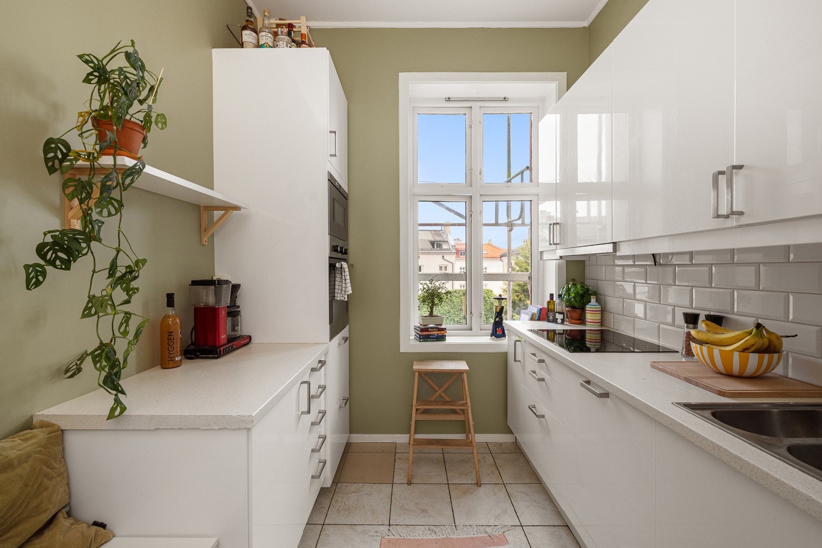 God standard med flislagt gulv med gulvvarme og glatte overflater som er malt i en nydelig grønnfarge som står i fin kontrast til den lyse innredningen. Galleribilde