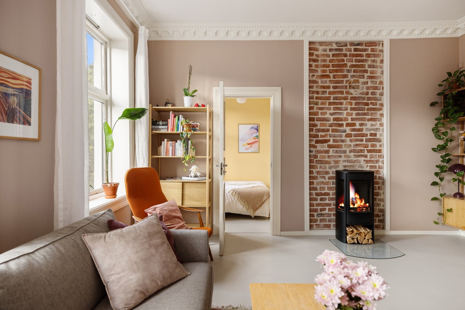 God standard med lysmalt parkett på gulv og overflater med malt panel kombinert med glatte malte overflater og synlig teglstein. Galleribilde