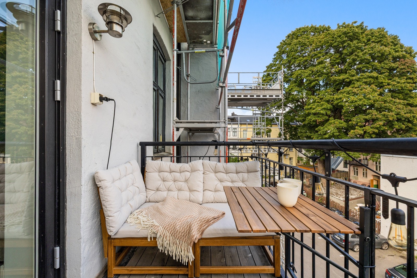 Balkongen har terrassebord på gulv og plass til sittegruppe. Det er også montert utebelysning og stikkontakt. Dette er uten tvil en fin plass for lange og late sommerdager! Galleribilde