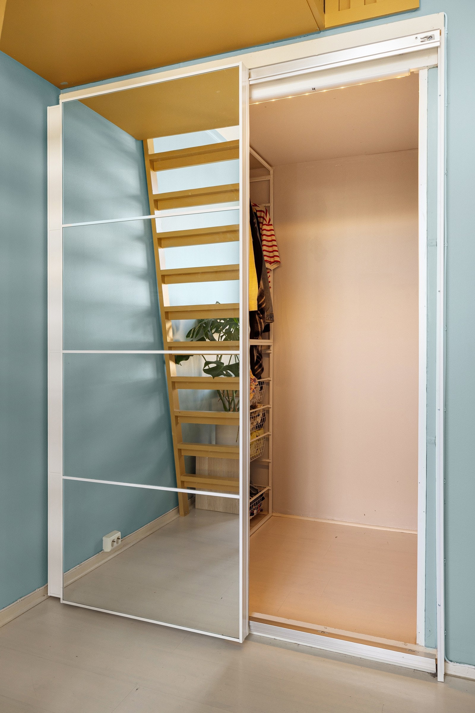 Under hemsen er det skyvedører inn til et garderoberom med god oppbevaringsplass. Galleribilde