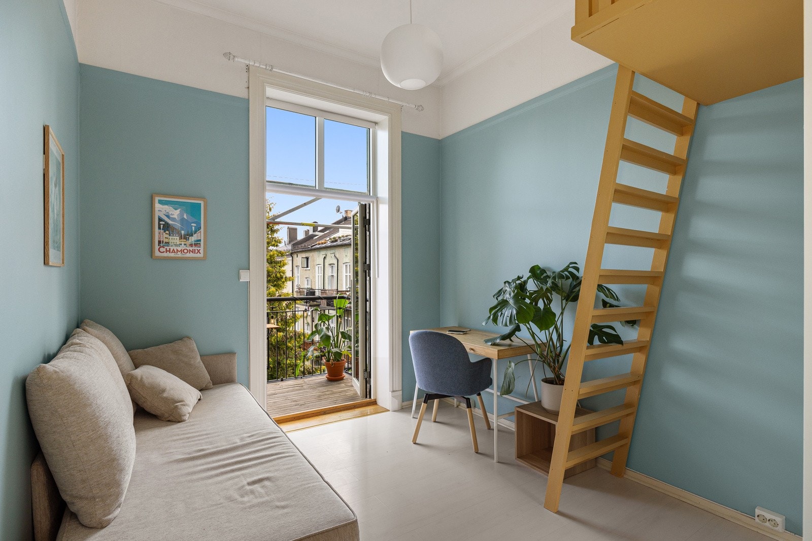 Soverom 1 er et lyst og fint soverom som vender ut mot rolig bakgård. Galleribilde