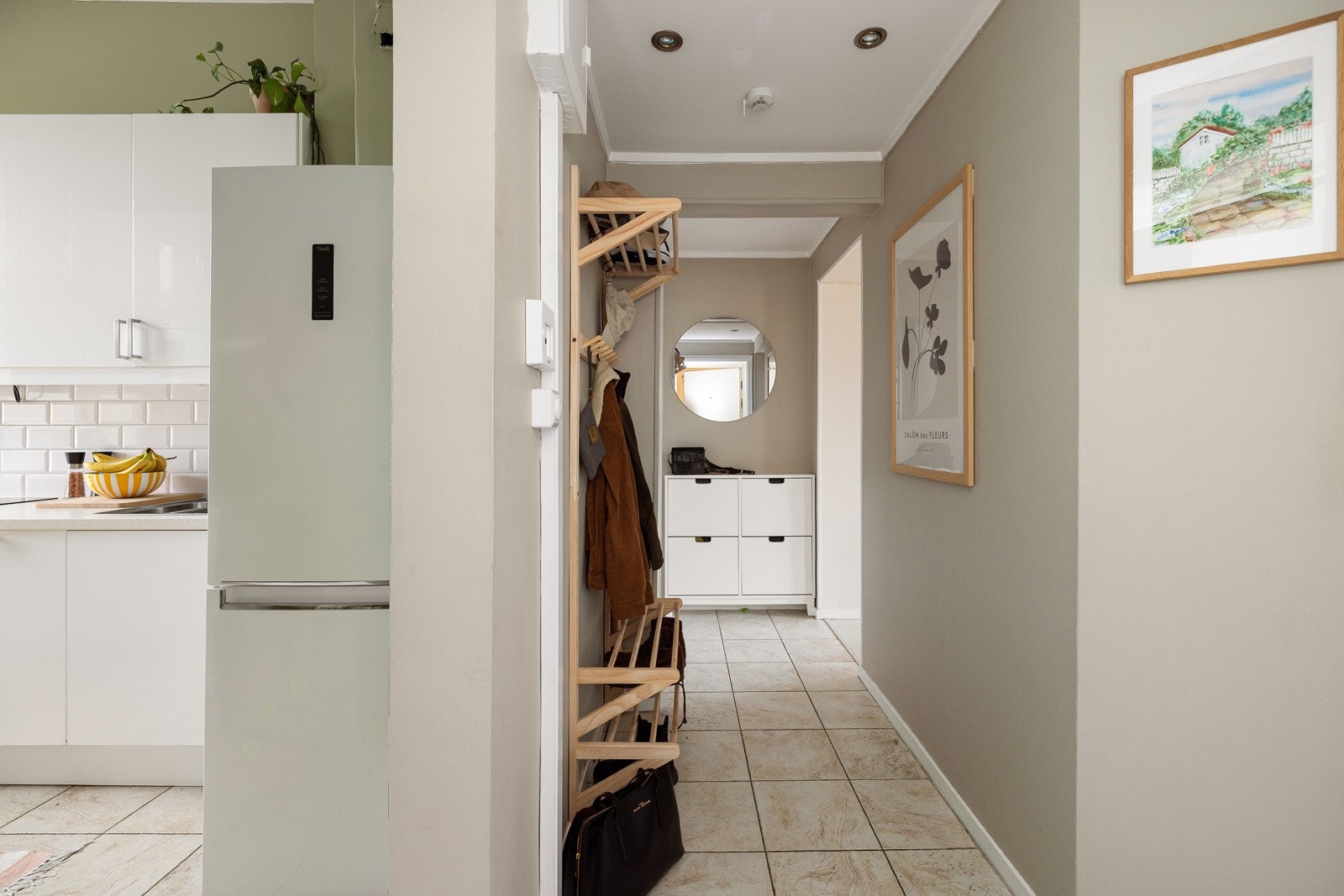 Leiligheten ligger i byggets 3. etasje, og har en gjennomgående og god planløsning som utnytter plassen optimalt. Galleribilde