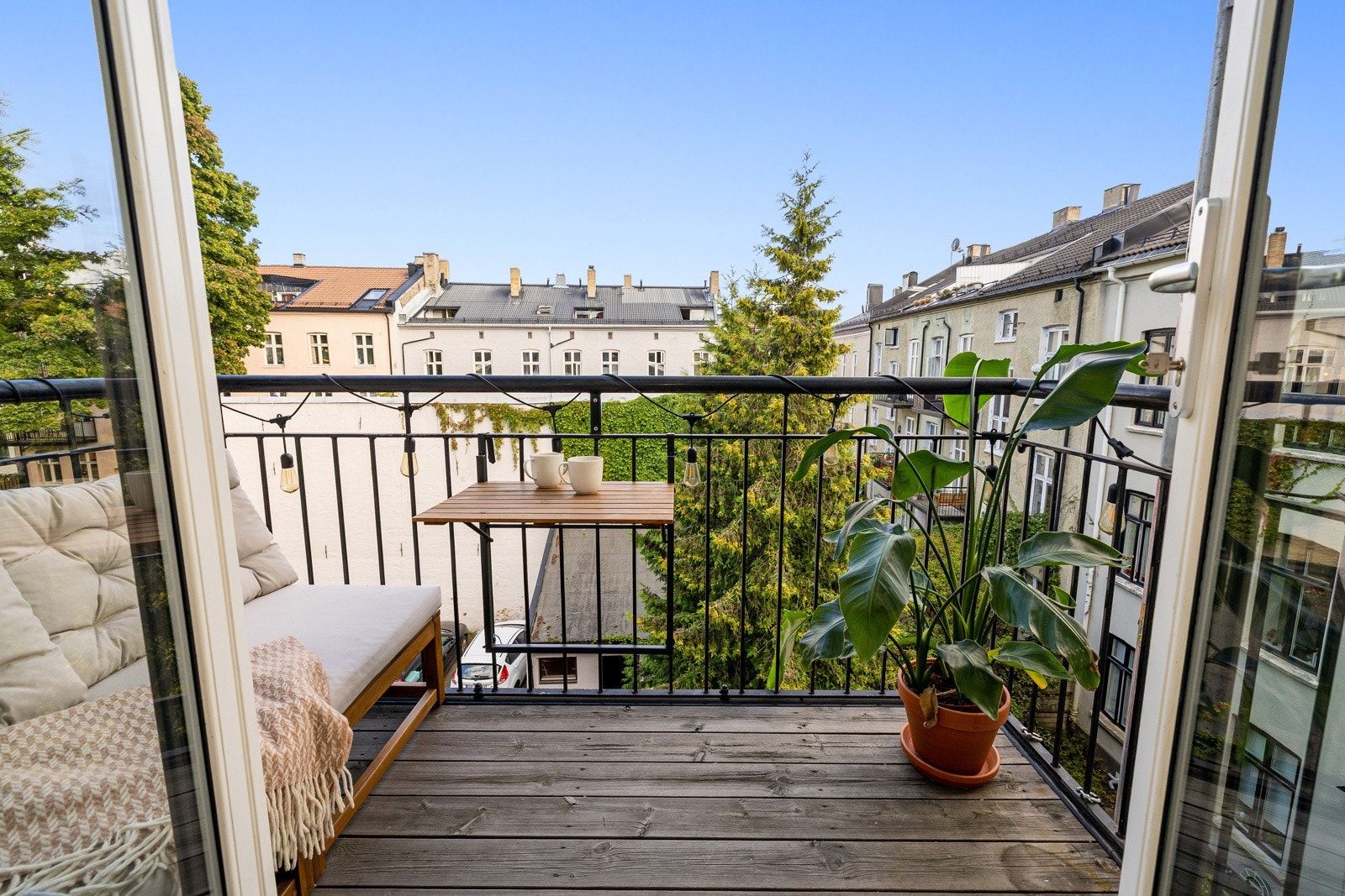 Fra soverommet har du doble balkongdører ut til en koselig og solrik østvendt balkong på ca. 3m². Beliggenheten mot øst sørger for gode solforhold fra tidlig morgen og utover formiddagen. Galleribilde