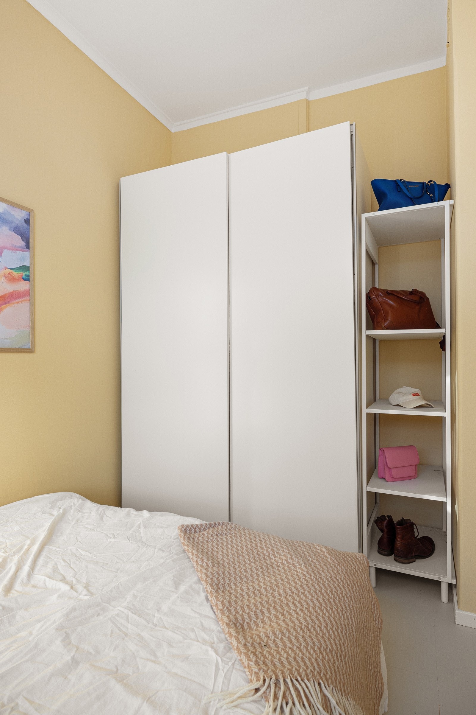 God oppbevaringsplass i medfølgende skyvedørsgarderobe. Galleribilde