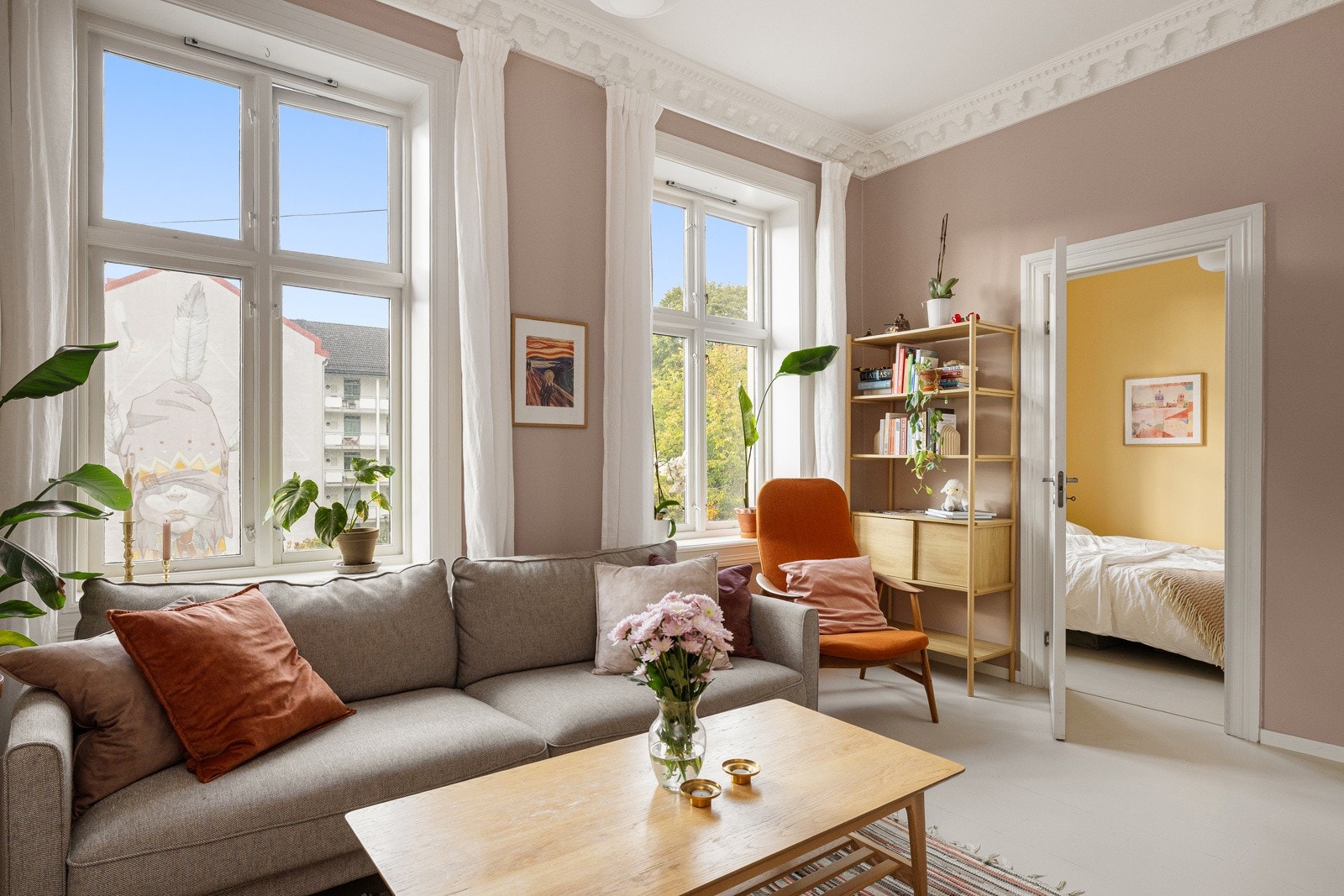 Beliggenheten i byggets 3. etasje med to store klassiske vinduer sørger for rikelig med naturlig lys, samtidig som det er lite innsyn. Galleribilde