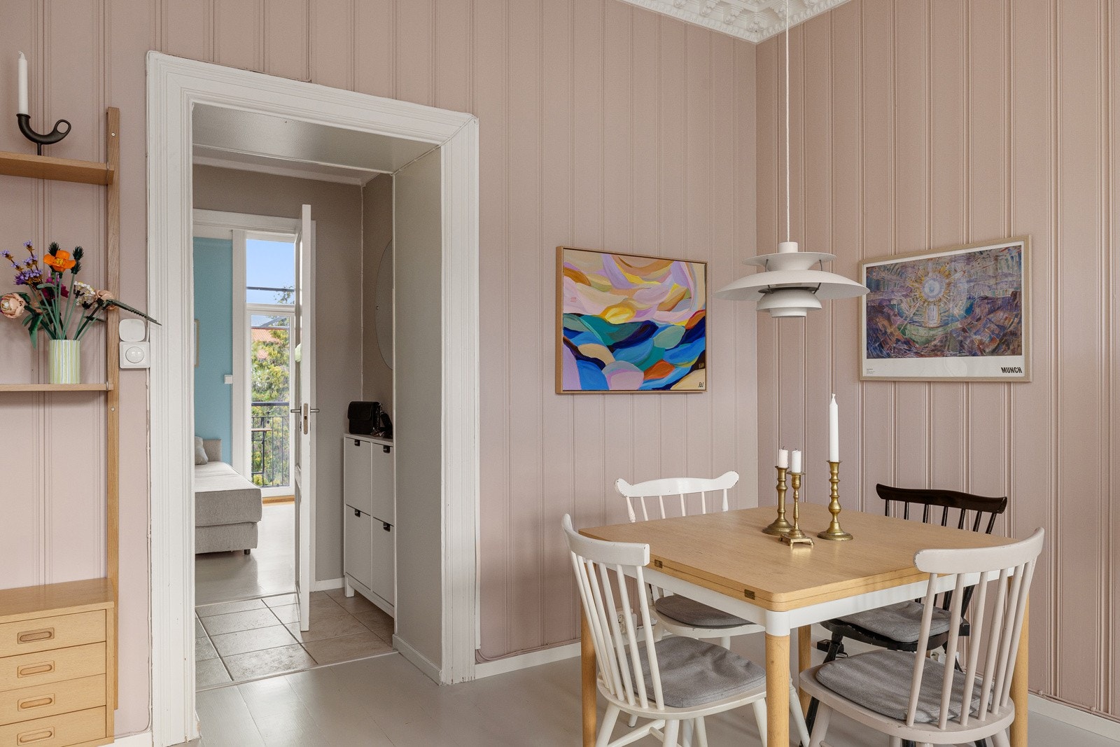 Stuen er romslig med god plass til både sofagruppe med salongbord, mediemøblement og et spisebord. Galleribilde